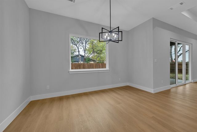 302 W west coral Way, Grand Prairie, TX 75051