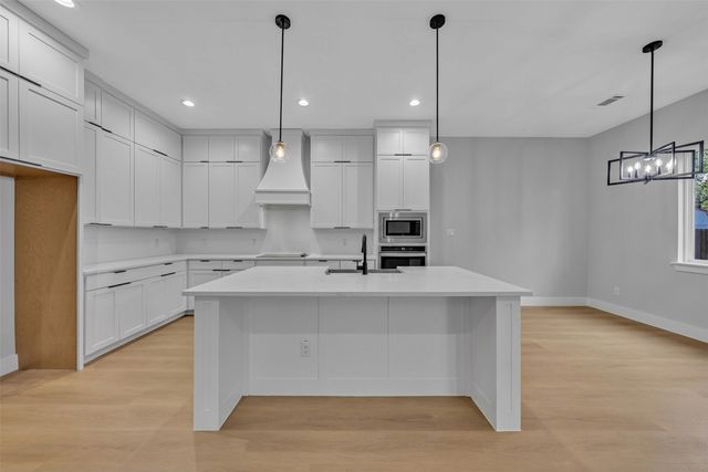 302 W west coral Way, Grand Prairie, TX 75051