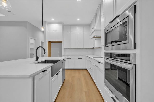 302 W west coral Way, Grand Prairie, TX 75051