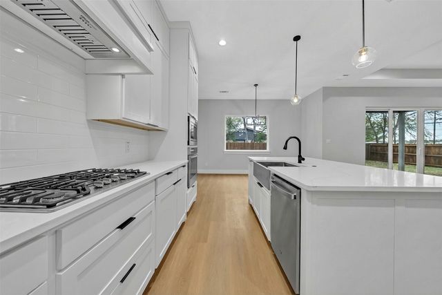 302 W west coral Way, Grand Prairie, TX 75051