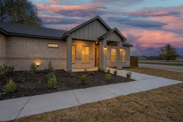 302 W west coral Way, Grand Prairie, TX 75051