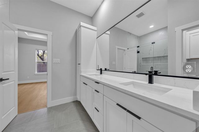 302 W west coral Way, Grand Prairie, TX 75051