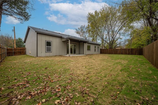 302 W west coral Way, Grand Prairie, TX 75051