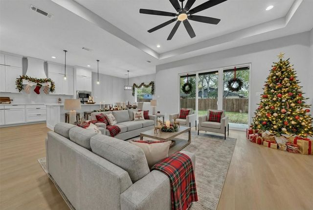 302 W west coral Way, Grand Prairie, TX 75051