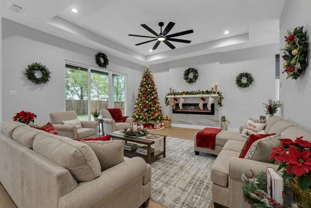 302 W west coral Way, Grand Prairie, TX 75051