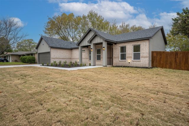 302 W west coral Way, Grand Prairie, TX 75051
