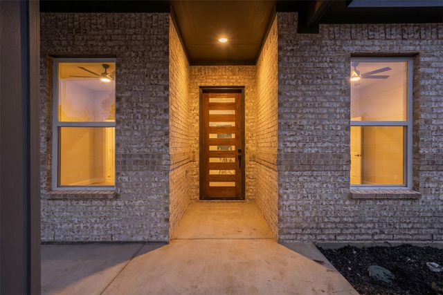 302 W west coral Way, Grand Prairie, TX 75051