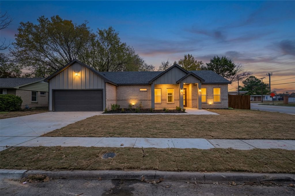 302 W west coral Way, Grand Prairie, TX 75051
