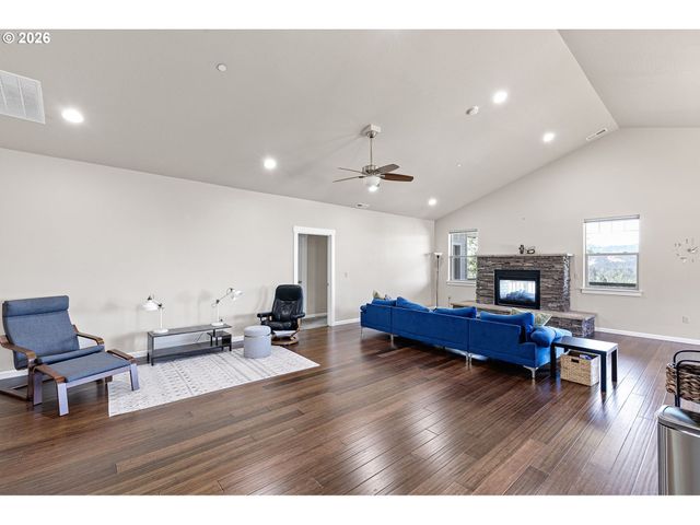 6451 DOGWOOD St, Springfield, OR 97478