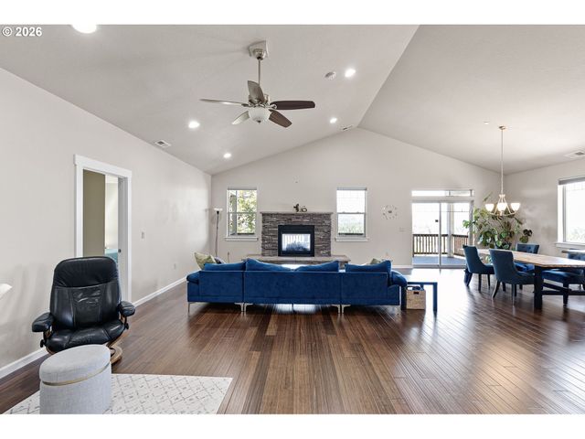 6451 DOGWOOD St, Springfield, OR 97478