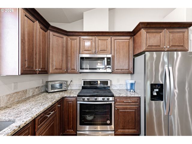 6451 DOGWOOD St, Springfield, OR 97478