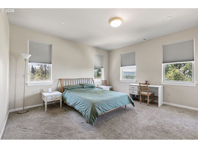 6451 DOGWOOD St, Springfield, OR 97478