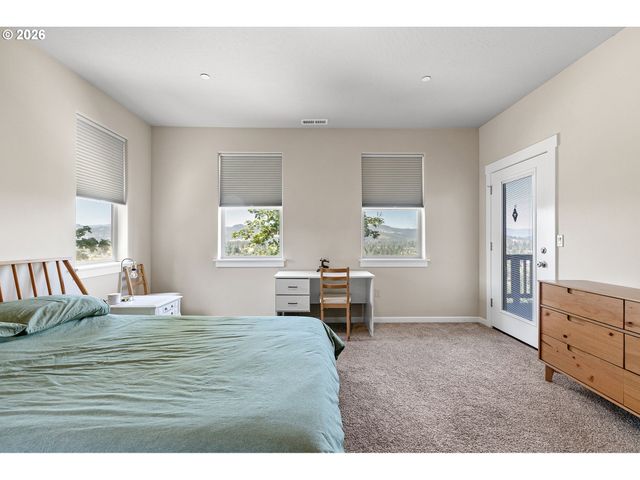 6451 DOGWOOD St, Springfield, OR 97478