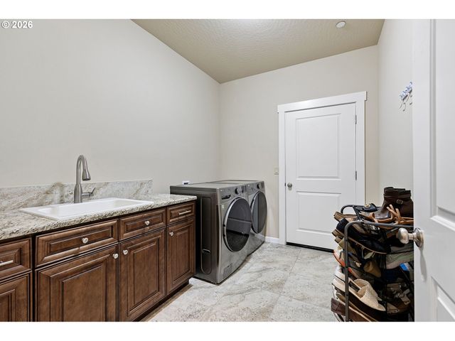 6451 DOGWOOD St, Springfield, OR 97478