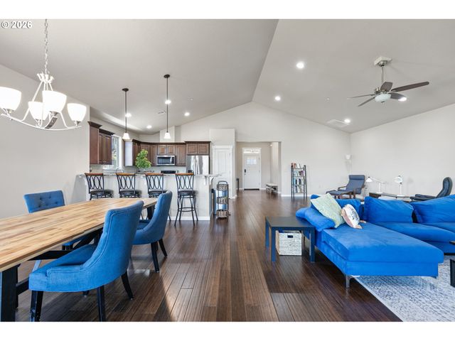 6451 DOGWOOD St, Springfield, OR 97478