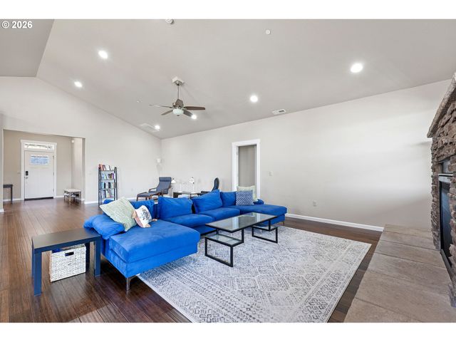 6451 DOGWOOD St, Springfield, OR 97478