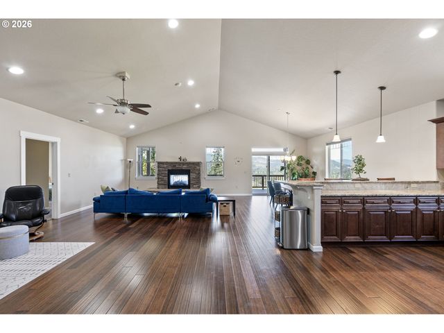 6451 DOGWOOD St, Springfield, OR 97478