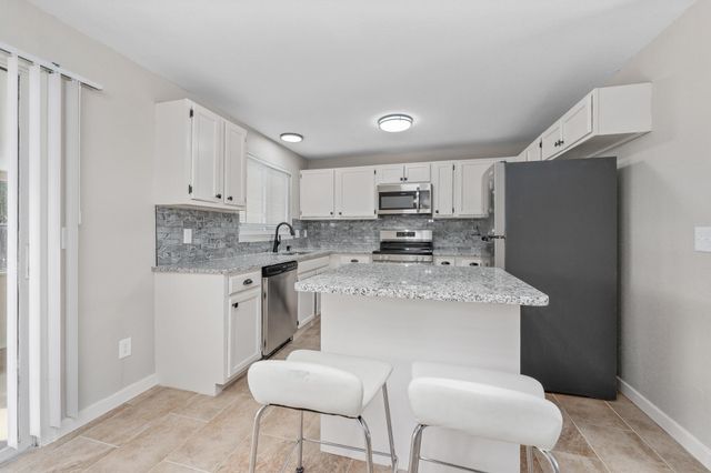 2515 W Sunnybrook St, Wichita, KS 67217