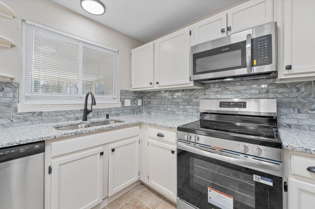 2515 W Sunnybrook St, Wichita, KS 67217