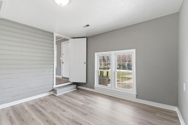 1508 E Livingston Street, Springfield, MO 65803