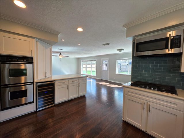 11219 Valley Spring Drive, Houston, TX 77043