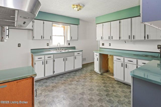 360 Pumpkin Rd, Shepherdsville, KY 40165