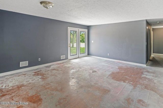 360 Pumpkin Rd, Shepherdsville, KY 40165