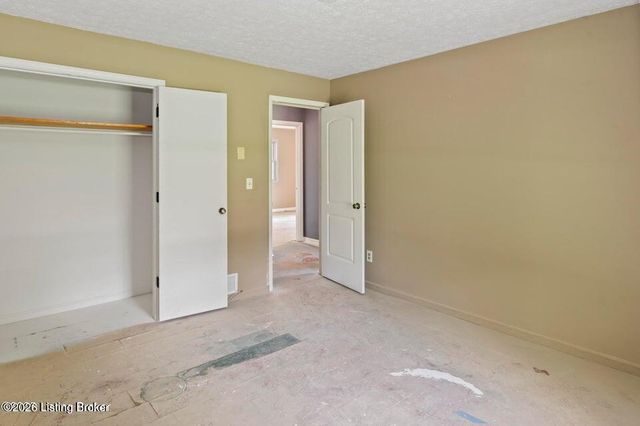 360 Pumpkin Rd, Shepherdsville, KY 40165