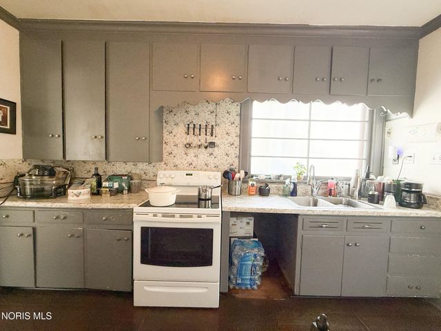 2520 Robinwood Avenue, Toledo, OH 43610