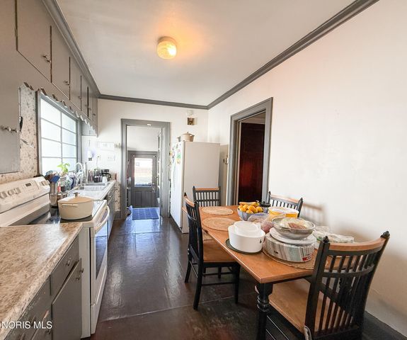 2520 Robinwood Avenue, Toledo, OH 43610