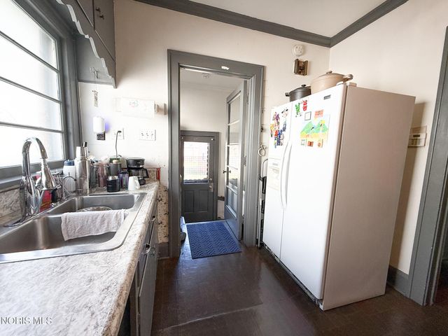 2520 Robinwood Avenue, Toledo, OH 43610