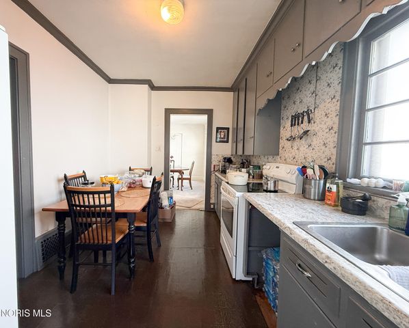 2520 Robinwood Avenue, Toledo, OH 43610