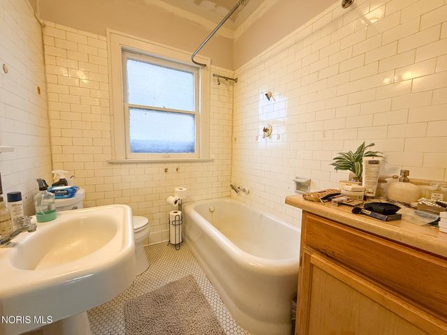 2520 Robinwood Avenue, Toledo, OH 43610