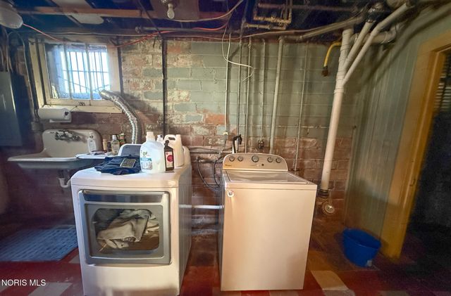 2520 Robinwood Avenue, Toledo, OH 43610