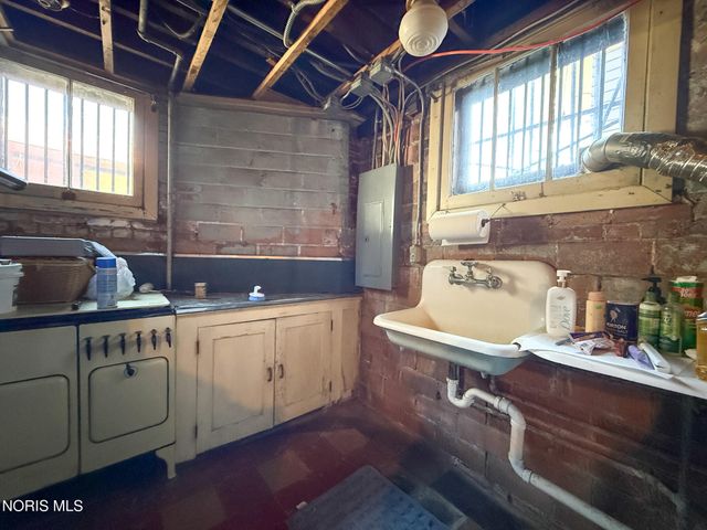 2520 Robinwood Avenue, Toledo, OH 43610