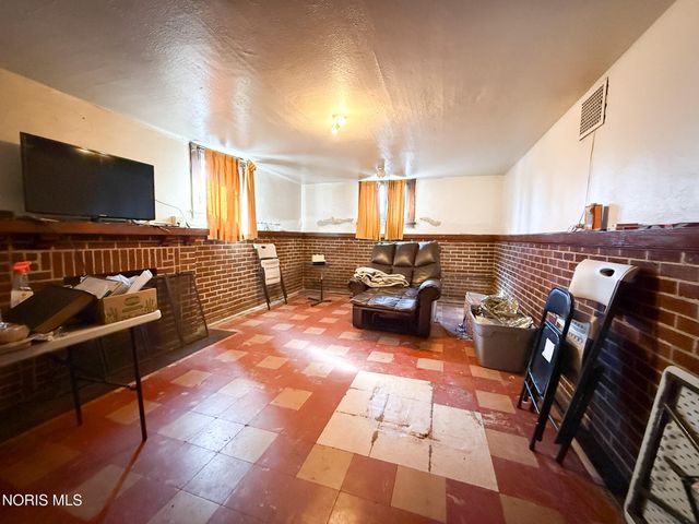 2520 Robinwood Avenue, Toledo, OH 43610