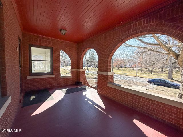 2520 Robinwood Avenue, Toledo, OH 43610