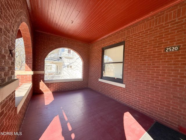 2520 Robinwood Avenue, Toledo, OH 43610