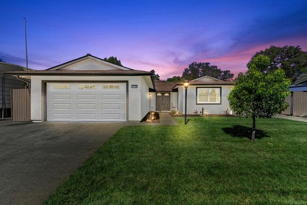 216 Montrose Dr, Folsom, CA 95630