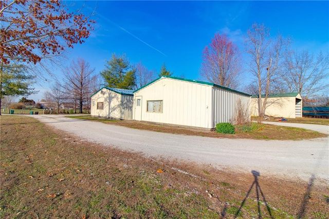 1150 SE 140P Road, Clinton, MO 65355