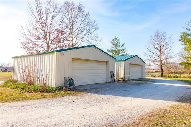 1150 SE 140P Road, Clinton, MO 65355