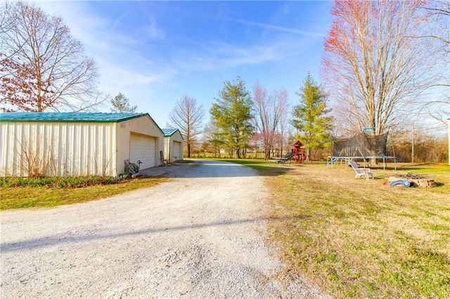 1150 SE 140P Road, Clinton, MO 65355