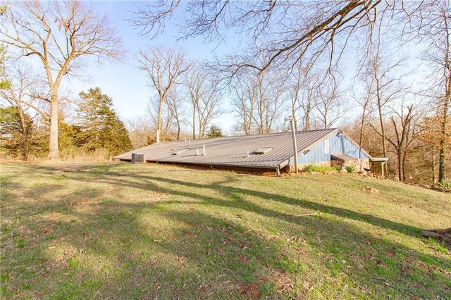 1150 SE 140P Road, Clinton, MO 65355