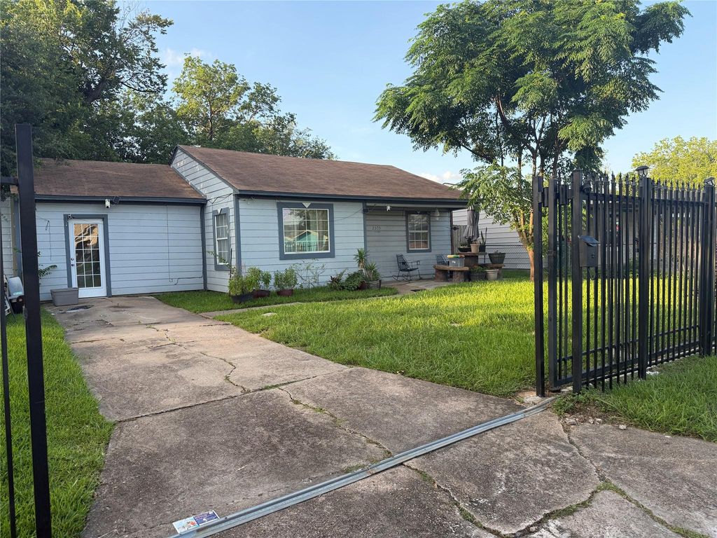 2305 Windsor Lane, Pasadena, TX 77506