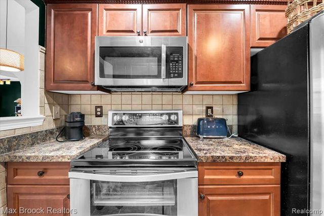 41 N Squirrel Road, Auburn Hills, MI 48326