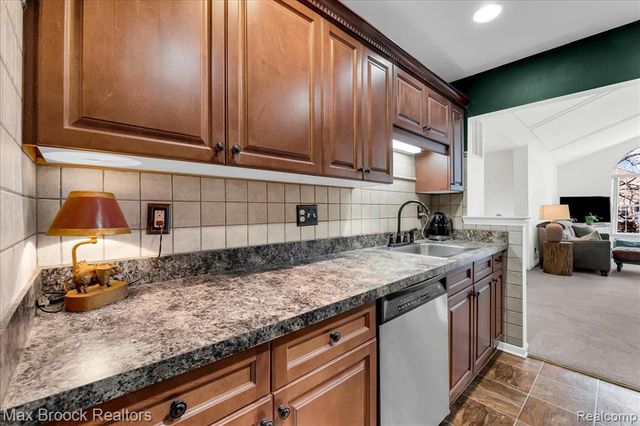 41 N Squirrel Road, Auburn Hills, MI 48326