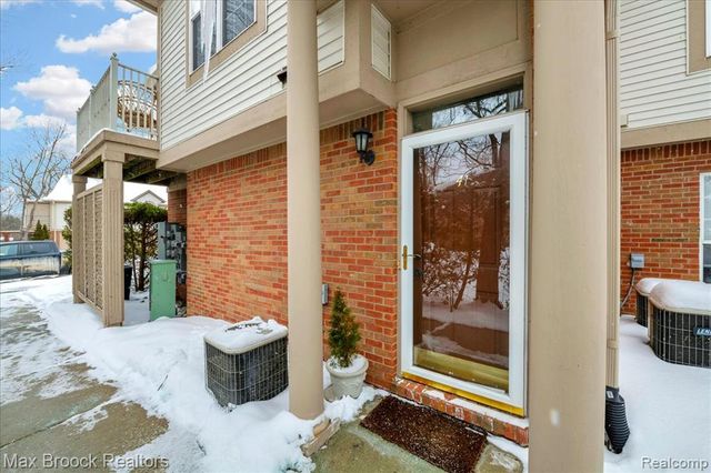 41 N Squirrel Road, Auburn Hills, MI 48326