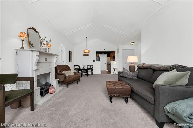 41 N Squirrel Road, Auburn Hills, MI 48326