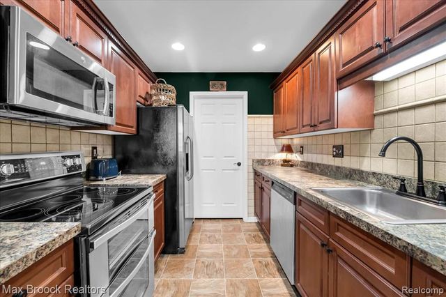 41 N Squirrel Road, Auburn Hills, MI 48326