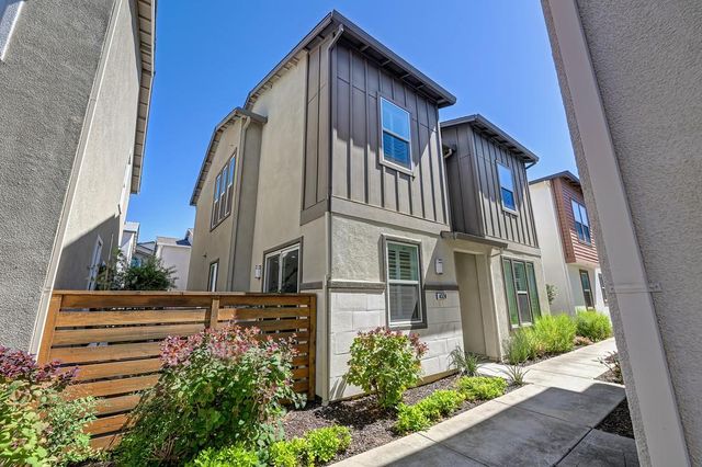 4324 Ocean Ln, Elk Grove, CA 95757
